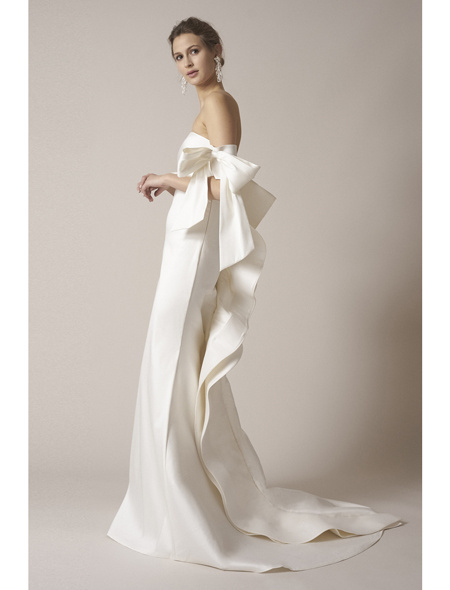 Весільна сукня з бантом