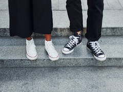 Удобные кеды — универсальная обувь, которая подходит ко всему