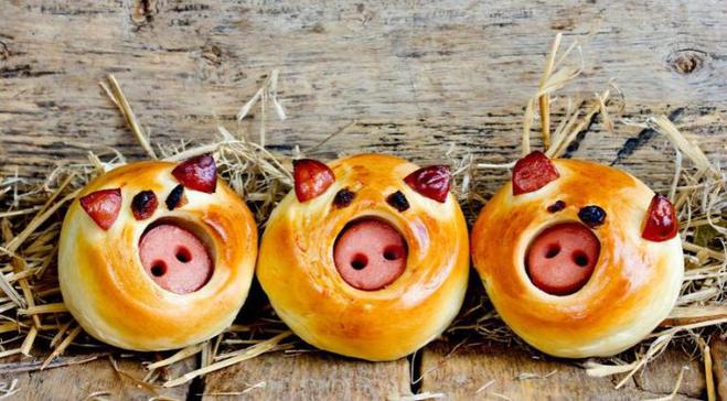 15 идей как украсить новогодний стол на год свиньи