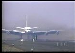 Боинг чуть не сбил пешехода)