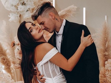 Анна Трінчер оголосила про переїзд та показала фото з чоловіком на тлі розкішного будинку