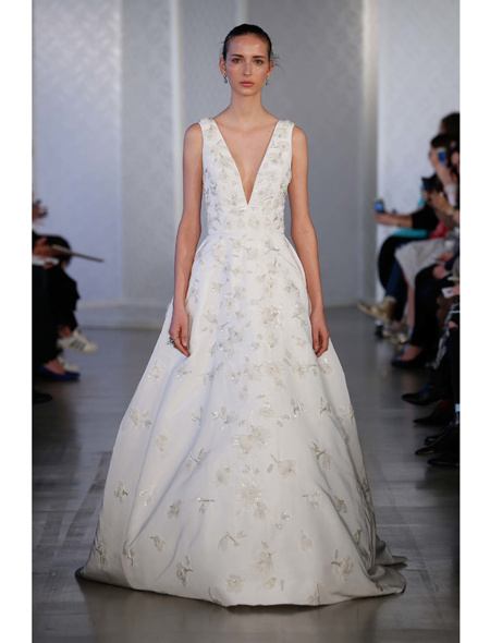 Весільна сукня з декольте