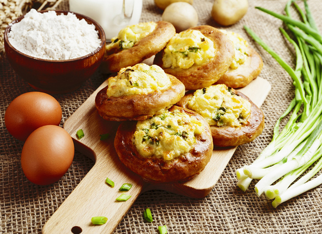 Пирожки с картошкой, картошка, тесто, мука, соль, масло, специи, зелень