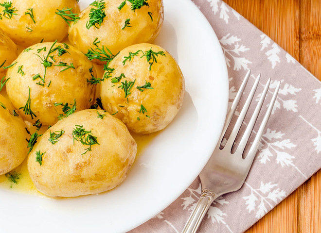 Молода картопля з кропом