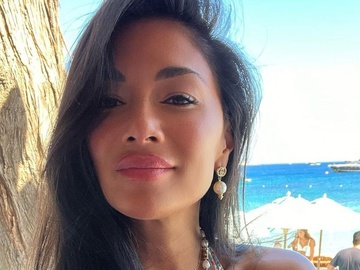 Шерзінґер із новою зачіскою блиснула бюстом і тонкою талією – фани її не впізнали