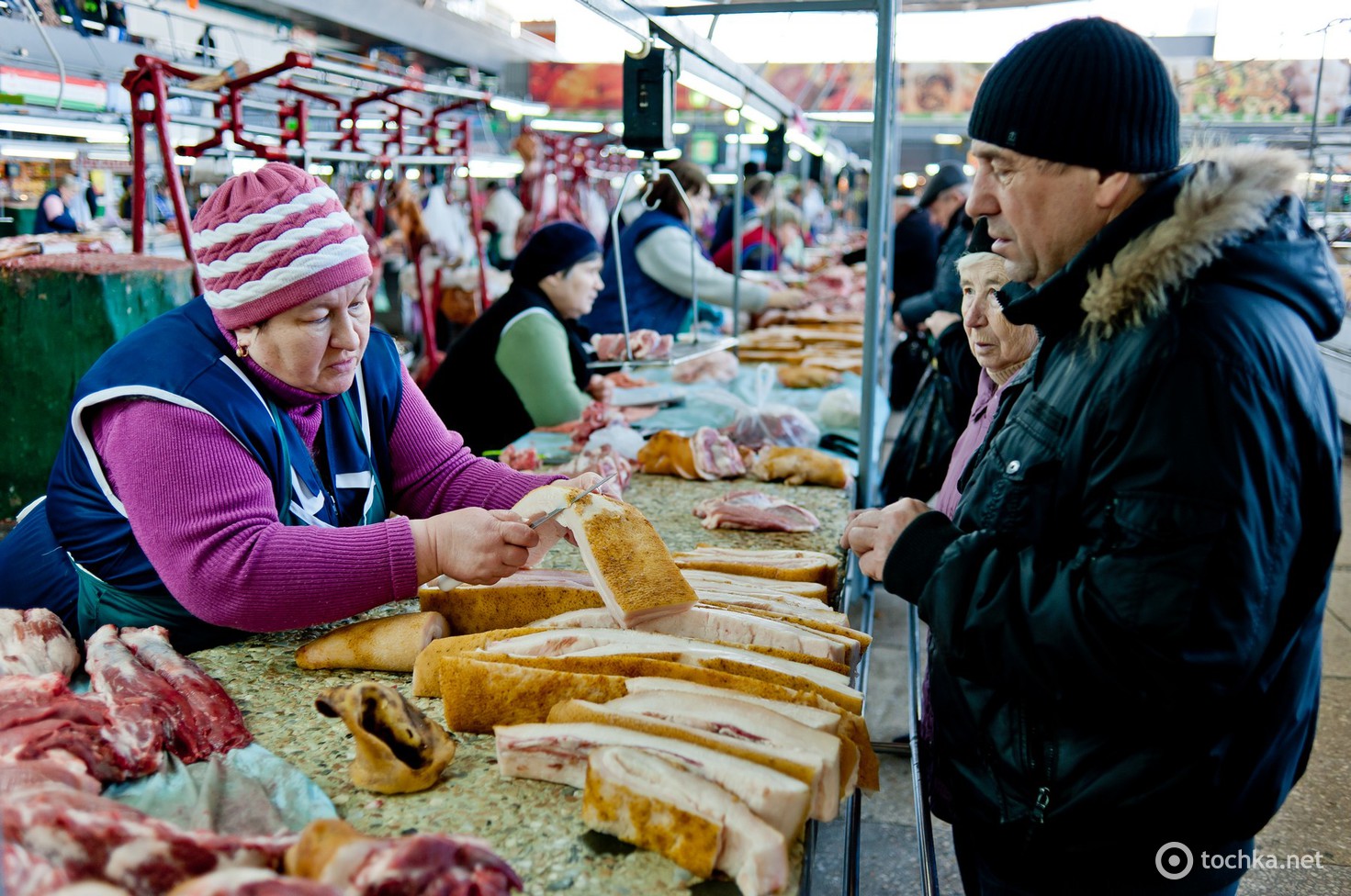 Сало на бессарабском рынке. Сало на комаровском рынке. Рынок сало. Шпик в магазине. Сало на привозе.