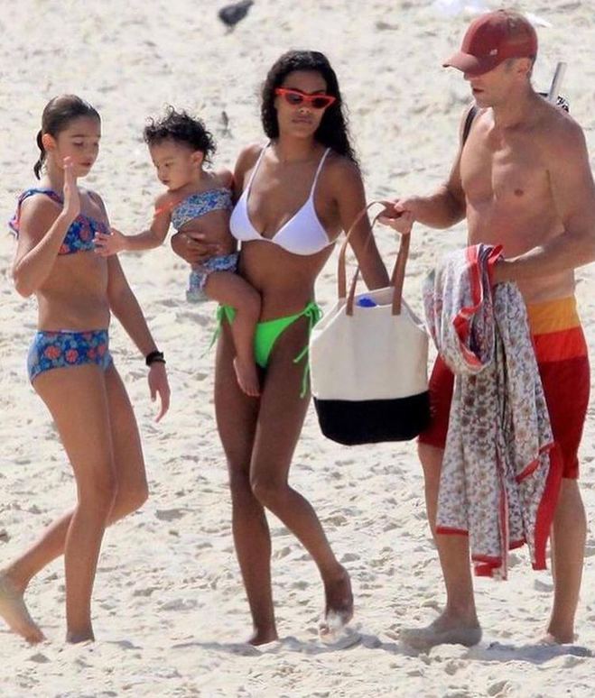 Венсан Кассель и Тина Кунаки с детьми