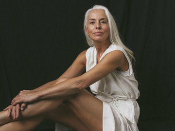 60-летняя модель в рекламе купальников