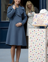 Звездная мода: стильные образы для беременных