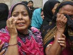 У Пакистані ховають жертв страшної пожежі