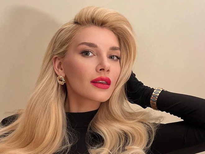 Ексвіагрянка Міша Романова в обтислому вбранні показала сина, що підріс