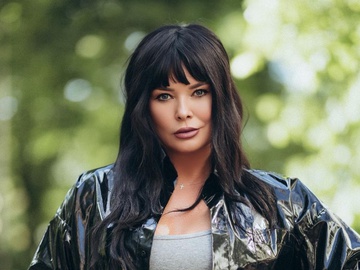 "Утеча від реальності": Ахат у декольтованій сукні порадувала підписників