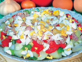 Салат из тунца, овощей и яиц