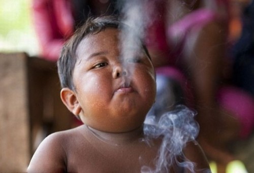  Двухлетний курильщик из Индонезии! Жесть +_+