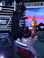 Лидия Таран и Марина Леончук на примерке платьев