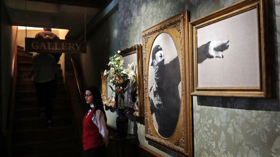 Бэнкси расписал отель в Вифлееме