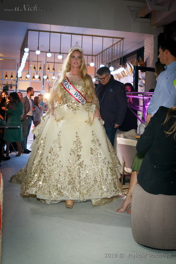 KAMALIYA "засветилась" в роскошном свадебном платье весом 15 килограммов