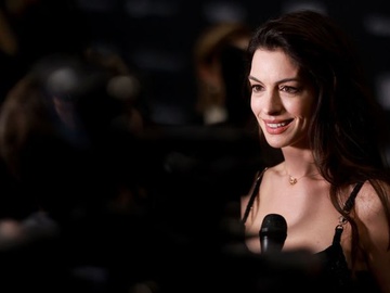 Енн Гетевей прийшла на Берлінале-2023 у повністю прозорій сукні