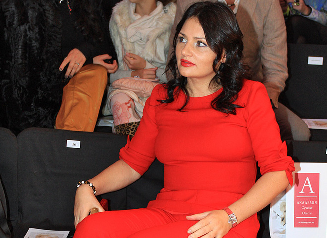 Кільчицька здивувала червоним костюмом