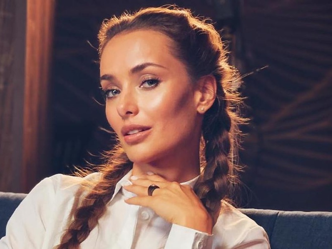 Мішина показалася в мініспідниці й розповіла про жіноче здоров'я