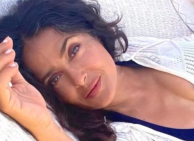 Сальма Гаєк у червоному купальнику попустувала з чайками на 57-річчя