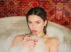 Ив Джобс в рекламной кампании для Glossier