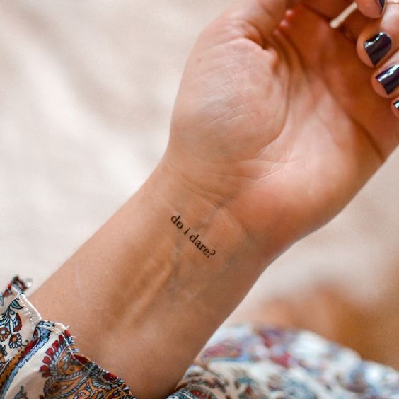 50 татуировок с надписями, за которые не будет стыдно
