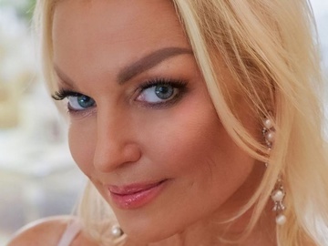 Волочкова розлютила підписників задертою на пам'ятник радянському винищувачу ногою