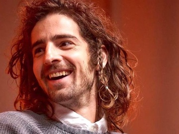 Дантес роздягся догола у новому відео, щоб зібрати більше донатів для ЗСУ