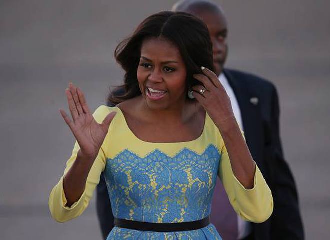 Образ дня: Мишель Обама прилетела в Лондон в желто-голубом платье