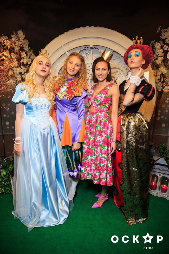 Аліса в Задзеркаллі прем'єра