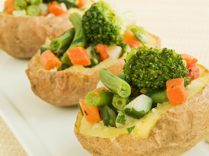 Запеченный картофель с овощами в рукаве