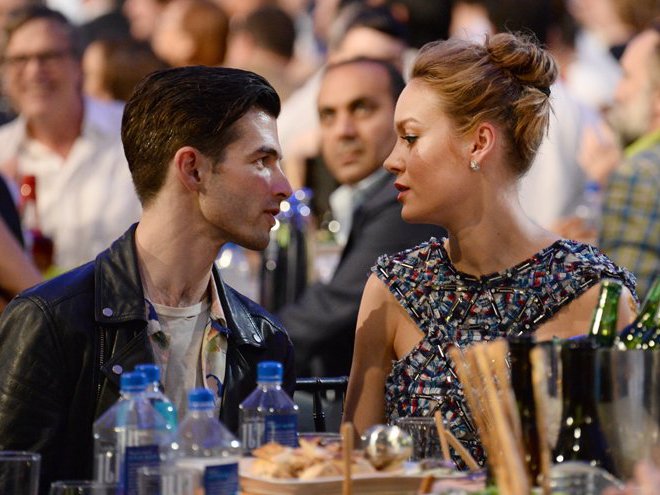 Официально: Бри Ларсон и Алекс Гринвальд помолвлены 