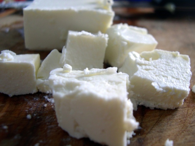 Салат из помидоров с брынзой и оливками