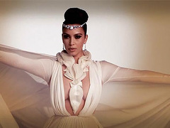 Ким Кардашьян показала грудь арабским дамам