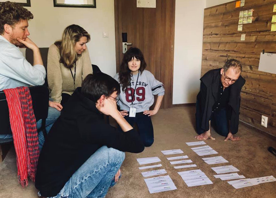 Земля блакитна, ніби апельсин бекстейдж