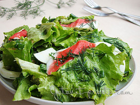 Листья салата с крабовым мясом и яйцами