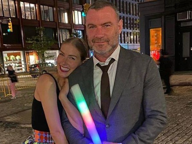 Лієв Шрайбер таємно одружився з Тейлор Найсен, яка перебуває на дев'ятому місяці вагітності