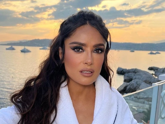 Сальма Гаєк вразила підписників світлиною в синьому купальнику на яхті