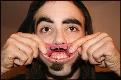 Мания на усы