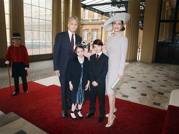 «Почуваються як удома»: Зета-Джонс повеселила архівним відео з Дугласом та їхніми дітьми у Букінгемському палаці