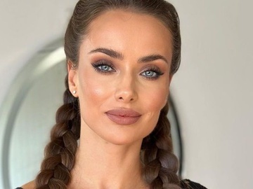 Мішина показала, як вона в короткому рожевому топі осідлала боксерську грушу