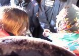 Милиционеры подарили цветы активисткам Евромайдана