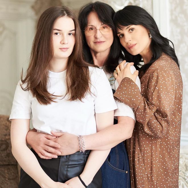 Маша Єфросиніна з мамою і дочкою