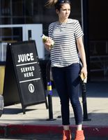 Street style: Нина Добрев в Лос-Анджелесе