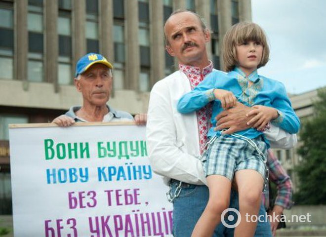 Протестующие в Запорожье сковали себя цепями