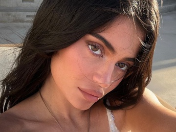 Кайлі Дженнер показала голий душ у квітах і сироти на шкірі