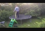 Пьяный мужик на батуте