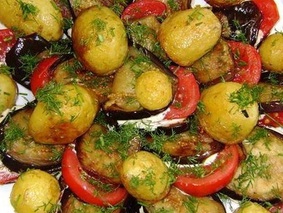 Молодой картофель с овощами