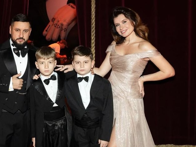 Сімейний вихід: Монатік відвідав «Кураж» з дружиною та старшими синами